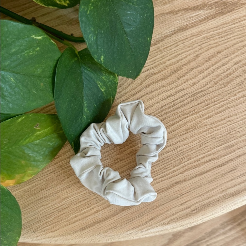FREE with any purchase Girlfriend Collective Cream Hair Scrunchie Ivory EUC - Picture 2 of 6